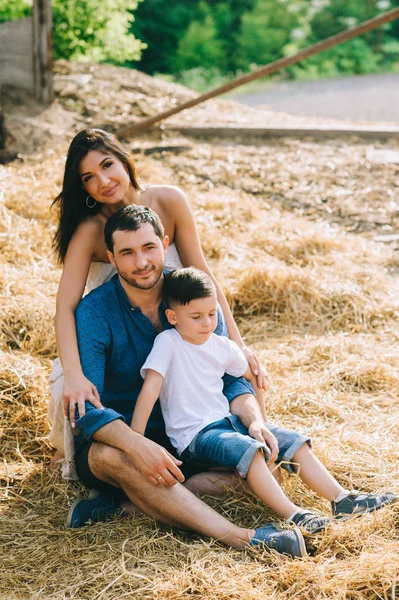 Cheerful Parents Son Sitting Hay Village — Free Stock Photo