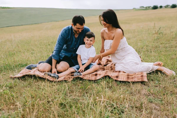 Happy Parents Son Sitting Blanket Field — Stock Photo, Image