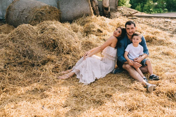 Padres Felices Hijo Sentado Heno Mirando Cámara — Foto de Stock