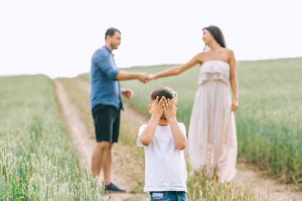 Pais Mãos Dadas Filho Cobrindo Olhos Caminho Campo — Fotografia de Stock