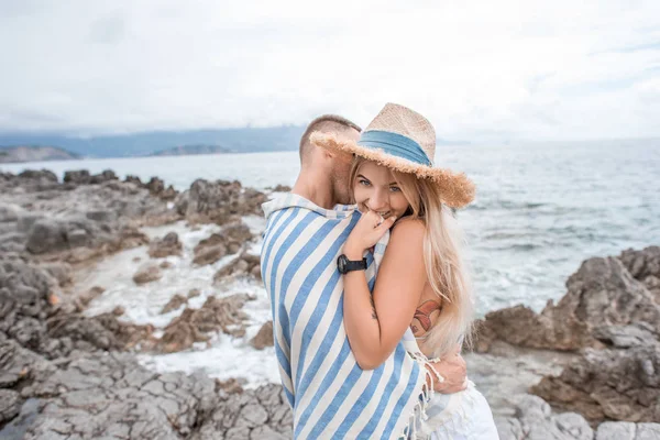 Joven Abrazando Hermosa Novia Sonriente Playa Rocosa Montenegro — Foto de Stock