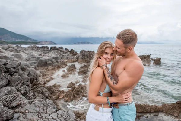 Side View Muscular Shirtless Man Hugging Kissing Smiling Young Girlfriend — Stock Photo, Image