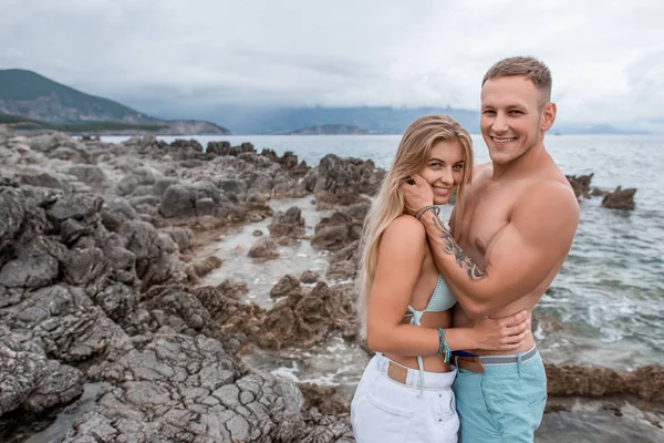 Side View Beautiful Happy Young Couple Hugging Smiling Camera Rocky — Stock Photo, Image