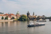 Prag, Tschechische Republik - 23. Juli 2018: berühmte Karlsbrücke und Boote auf der Moldau in Prag, Tschechische Republik