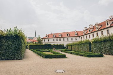 güzel eski mimari, binalar ve yeşil çalılar Prag, Çek Cumhuriyeti