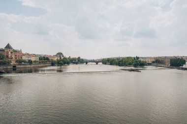 güzel Vltava Nehri ve binalar Prag, Çek Cumhuriyeti 