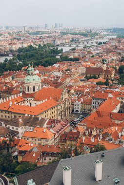 Prag eski şehir cityscape çatıları, Charles Köprüsü ve Wenceslas ile havadan görünümü