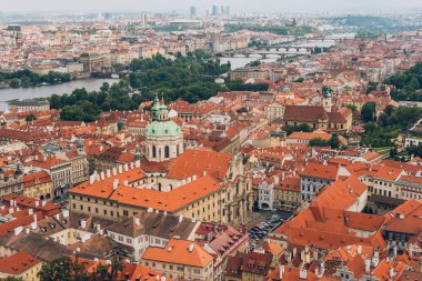 güzel Prag cityscape çatıları, Charles Köprüsü ve Wenceslas ile havadan görünümü