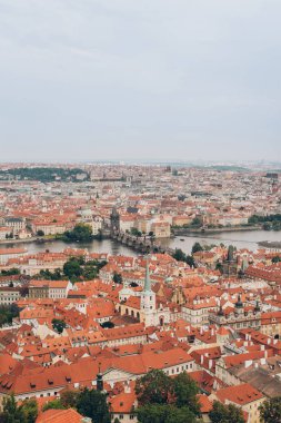güzel Prag cityscape ünlü Charles Köprüsü ve Vltava Nehri ile havadan görünümü