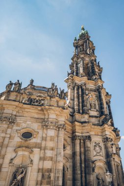 düşük açılı görünümü güzel Dresden Katedrali veya mavi gökyüzü, Dresden, Almanya karşı Holy Trinity Katedrali 