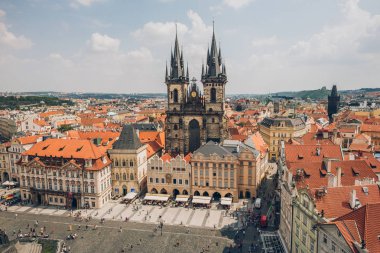 Turistler ve güzel Prag cityscape ile ünlü Eski Şehir Meydanı, Prague, Çek Cumhuriyeti - 23 Temmuz 2018: havadan görünümü