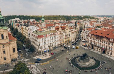 Prague, Çek Cumhuriyeti - 23 Temmuz 2018: insanlar eski şehir Meydanı ve güzel cityscape Prag, Çek Cumhuriyeti
