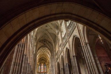 Prague, Çek Cumhuriyeti - 23 Temmuz 2018: düşük açılı görünümü görkemli mimarisi içinde st vitus Katedrali Prag, Çek Cumhuriyeti