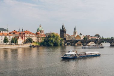 Prague, Çek Cumhuriyeti - 23 Temmuz 2018: ünlü charles Köprüsü ve Prag, Çek Cumhuriyeti Vltava Nehri üzerinde tekne