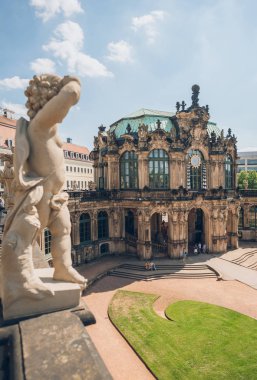 Dresden, Almanya - 24 Temmuz 2018: heykeller üzerinde ünlü Zwinger palace Dresden, Almanya 
