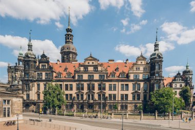 Dresden, Almanya - 24 Temmuz 2018: insanlar yakınındaki güzel Dresden kale veya Kraliyet Sarayı Dresden, Almanya 