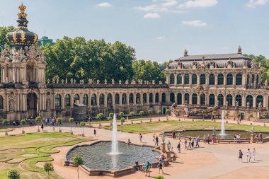 Dresden, Almanya - 24 Temmuz 2018: Dresden, Almanya Eski Zwinger palace'nın güzel mimari ve çeşmeler yakın yürüyüş insanlar 