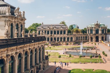 Dresden, Almanya - 24 Temmuz 2018: Dresden, Almanya Eski Zwinger palace'nın güzel mimari ve çeşmeler yakın yürüyüş turist 