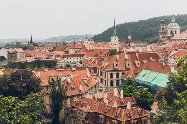 вид с воздуха на знаменитый старинный город Праги с красивой архитектурой

