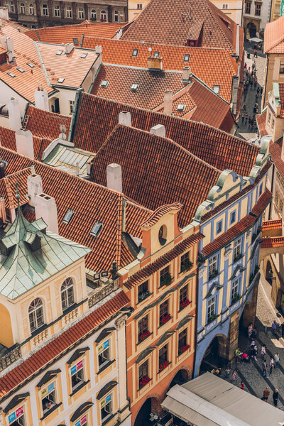 ПРАГА, ЧЕШСКАЯ РЕСПУБЛИКА - 23 июля 2018 года: вид с воздуха на крыши и красивую архитектуру в Праге, старый город
