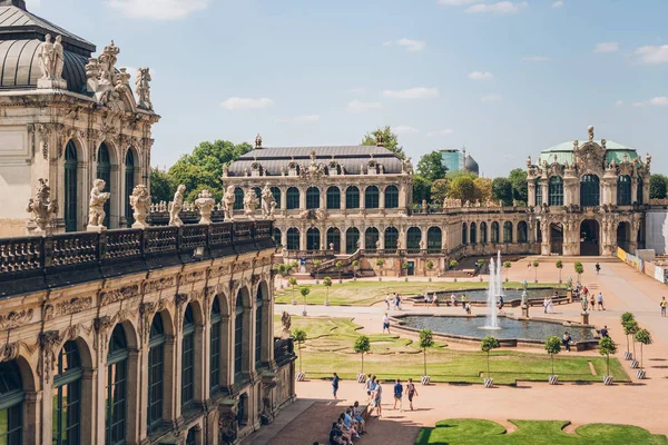 Dresden Alemanha Julho 2018 Turistas Caminhando Perto Fontes Bela Arquitetura — Fotografia de Stock