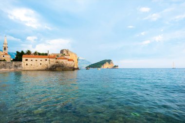 Çan Kulesi Sveti Ivana Katedrali ve Adriyatik Denizi Budva, Karadağ