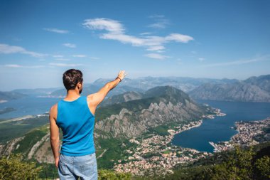 arkadan görünüşü el Kotor Koyu'ndaki ve Karadağ'ın Kotor şehir dışarı ulaşan adam