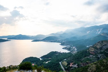 Budva riviera, Adriyatik Denizi ve gün batımı sırasında dağlarda Karadağ havadan görünümü