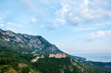 Karadağ'ın Budva şehir yakınlarındaki yeşil tepe üzerinde evler