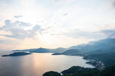 Karadağ'daki günbatımı sırasında Budva riviera ve Adriyatik Denizi havadan görünümü
