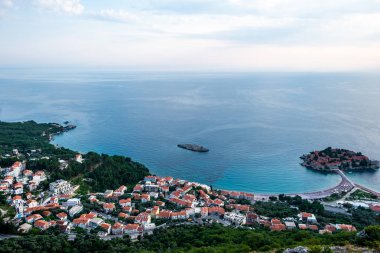 Budva şehir ve Sveti Stefan Adası otel resort Adriyatik Denizi, Karadağ ile havadan görünümü