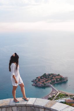 Sveti Stefan Adası, Adriyatik Denizi, Budva, Karadağ otel resort ile arayan kadın yan görünüm