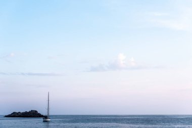 Budva, Karadağ yakınından Adriyatik Denizi üzerinde yüzen tekne