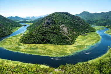manzara mavi eğri Crnojevica nehir ve dağ Karadağ