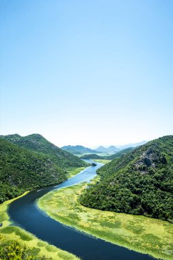 manzara güzel Crnojevica Nehri (Rijeka Crnojevica) ve Karadağ'daki Dağları