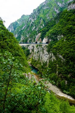 Yukarıda Piva nehir Piva Kanyon Karadağ'daki dağlar arasında köprü