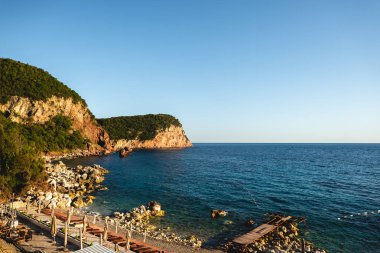 Plaj taşlar ve dağlar Budva, Karadağ