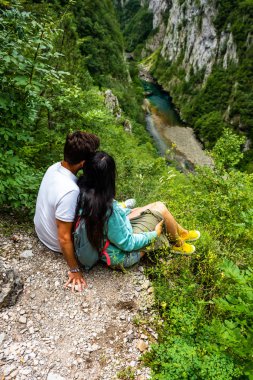 Piva nehir Piva Kanyon, Karadağ bakarak çiftin yüksek açılı görünüş