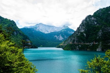 manzara güzel Piva Gölü, dağlar ve bulutlar Karadağ
