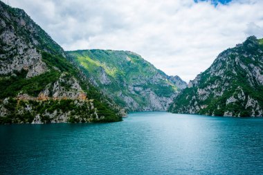 Piva Gölü (Pivsko Jezero) ve Karadağ'daki dağlar sakin mavi su