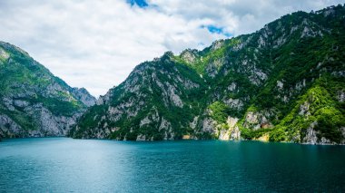 Piva Gölü (Pivsko Jezero) ve dağ güneş ışığı Karadağ ile