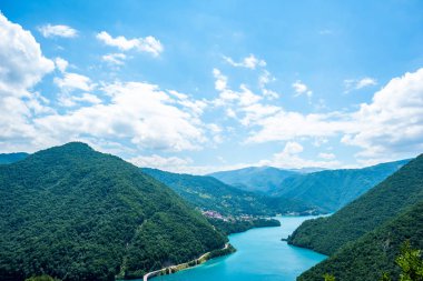 güzel Piva Gölü (Pivsko Jezero) ve Karadağ'daki dağlar havadan görünümü