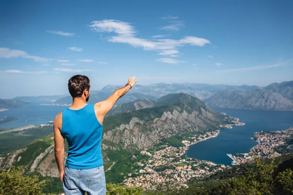 Zadní Pohled Člověka Natáhl Ruku Pro Kotorský Záliv Město Kotor — Stock fotografie