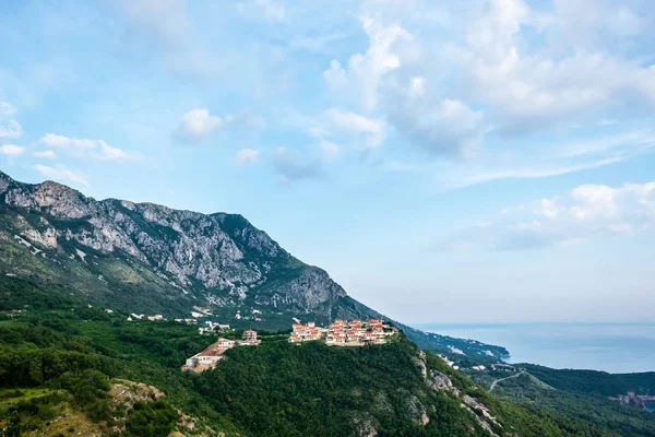 黑山布德瓦镇附近的绿色小山上的房屋 — 图库照片