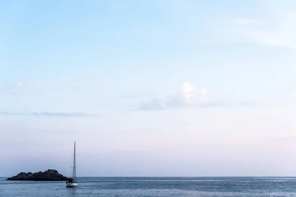 Budva Karadağ Yakınından Adriyatik Denizi Üzerinde Yüzen Tekne — Stok fotoğraf