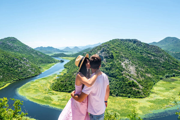 подружка целуется с парнем у реки Црноевица (Риека Црноевица) в Черногории

