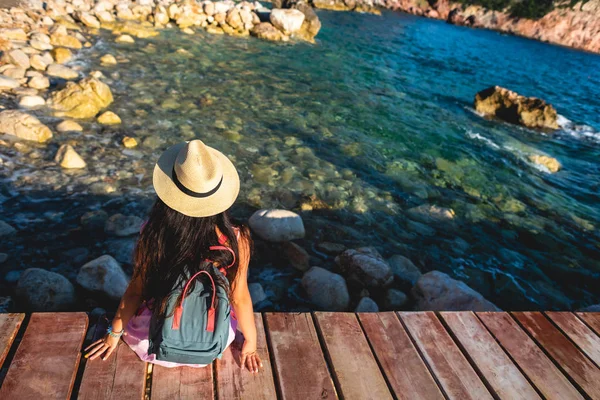 Baksidan Kvinnan Som Sitter Bridge Nära Havet Budva Montenegro — Stockfoto