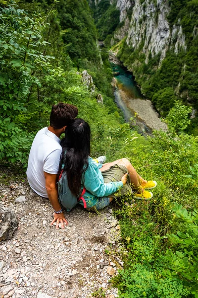 High Angle View Couple Looking Piva River Piva Canyon Montenegro — Free Stock Photo