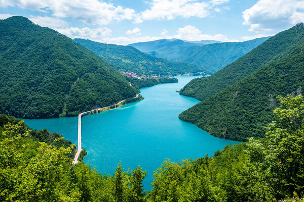 вид с воздуха на дорогу над озером Пива (Пивско-Езеро) в Черногории
