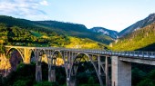 Tara most a krásné hory v Černé Hoře